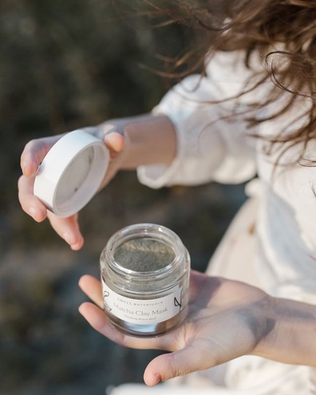 The weekend is almost over, but you still have time to indulge with a glass of wine and our Matcha Clay Mask ✨