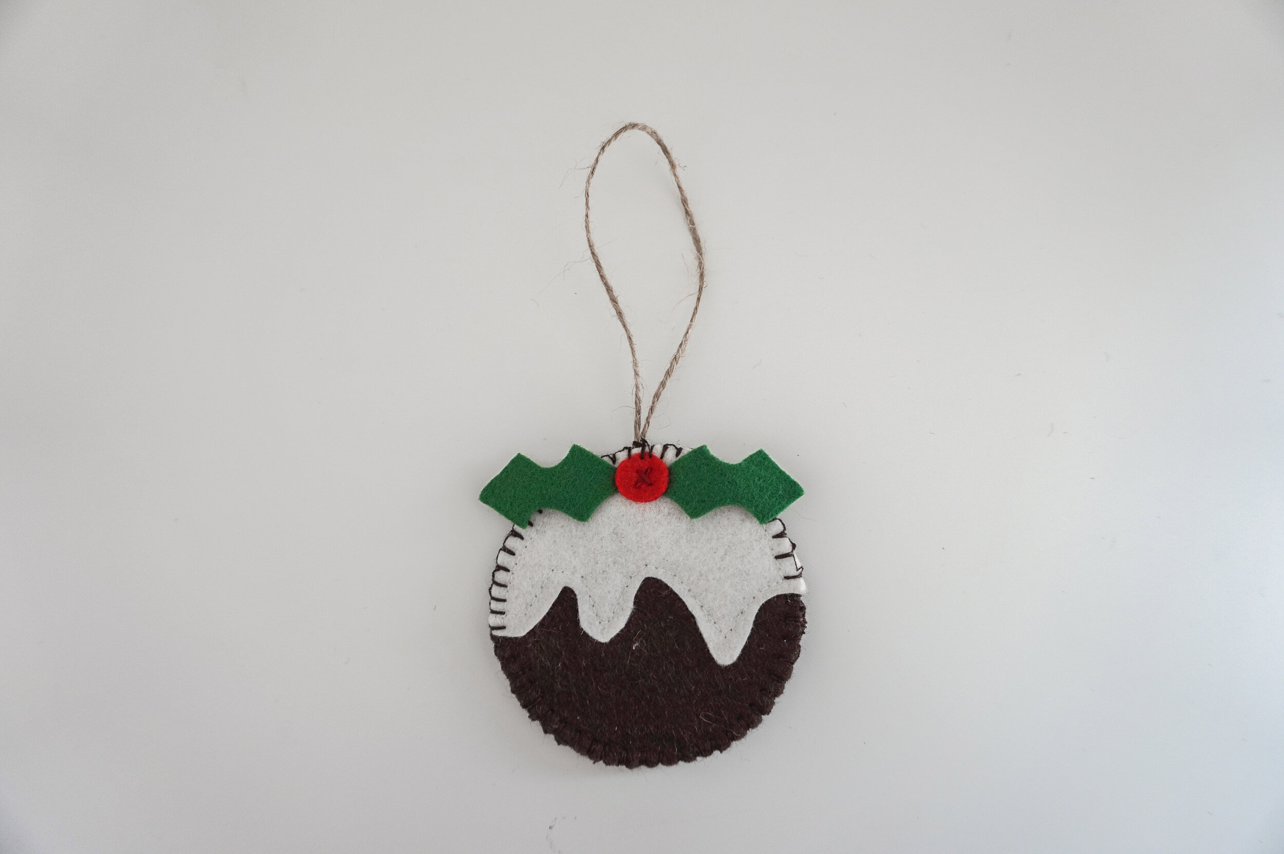 dot-n-cross-diy-felt-christmas-tree-decorations-christmas-pudding.jpg