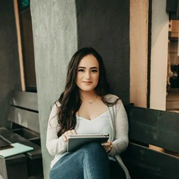 ARE YOU READY TO STEP INTO YOUR CEO? 💁🏻👊🏻⁣⁣⁠
⁣⁣⁠
I see you&hellip;👀 You are trying to do ALL of the things and wear ALL of the hats, but you are finding your days spent creating and editing email marketing campaigns, trying to figure out how the