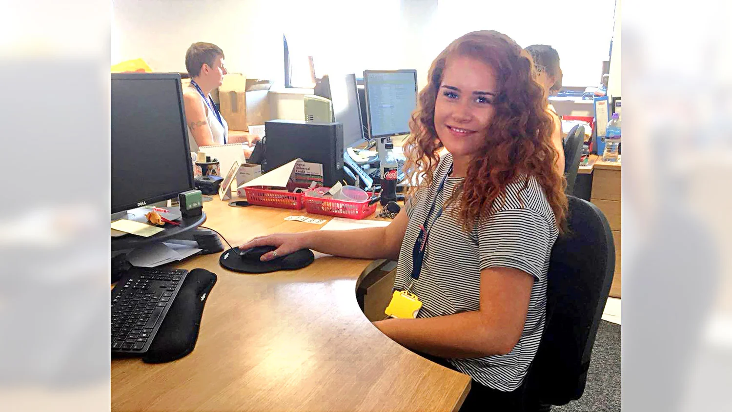 403_Praktikum3_Girl_Office.jpg