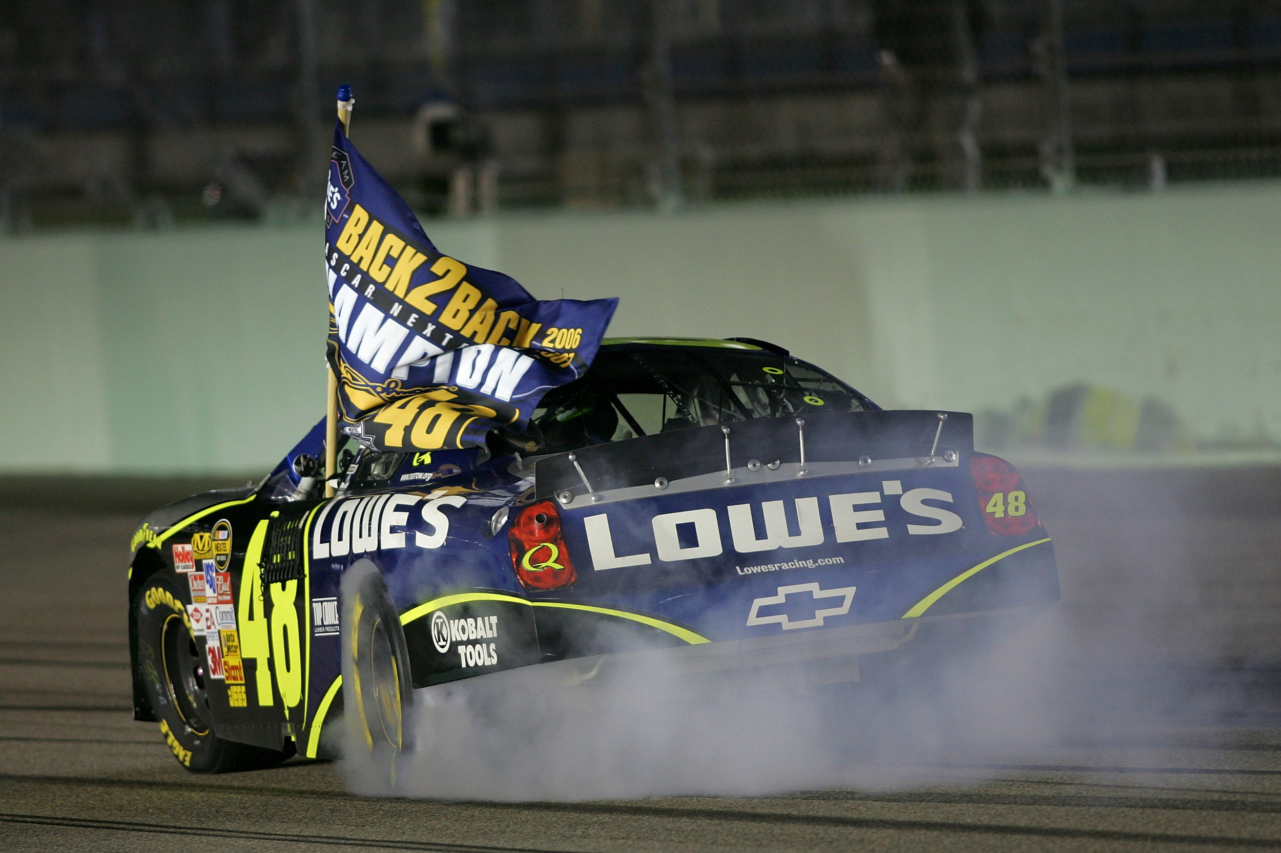 2007_Homestead_NSCS_Jimmie_Johnson_burnout_flag.339112935.jpg