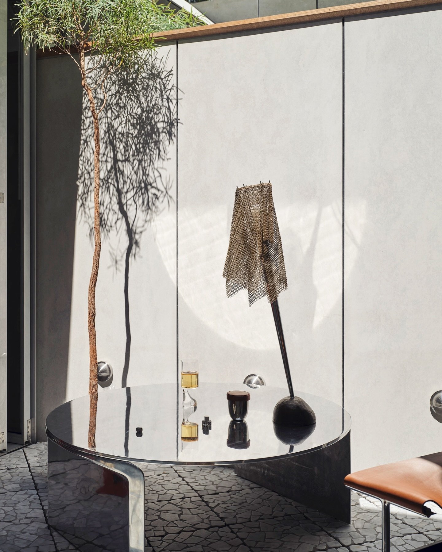 INSIDE OUT
Creating a space that is both calming and visually intriguing by blending the indoors with the beauty of the outdoors. Opening up the roof invites natural light to flood the room, creating a calming yet visually intriguing atmosphere.
The 