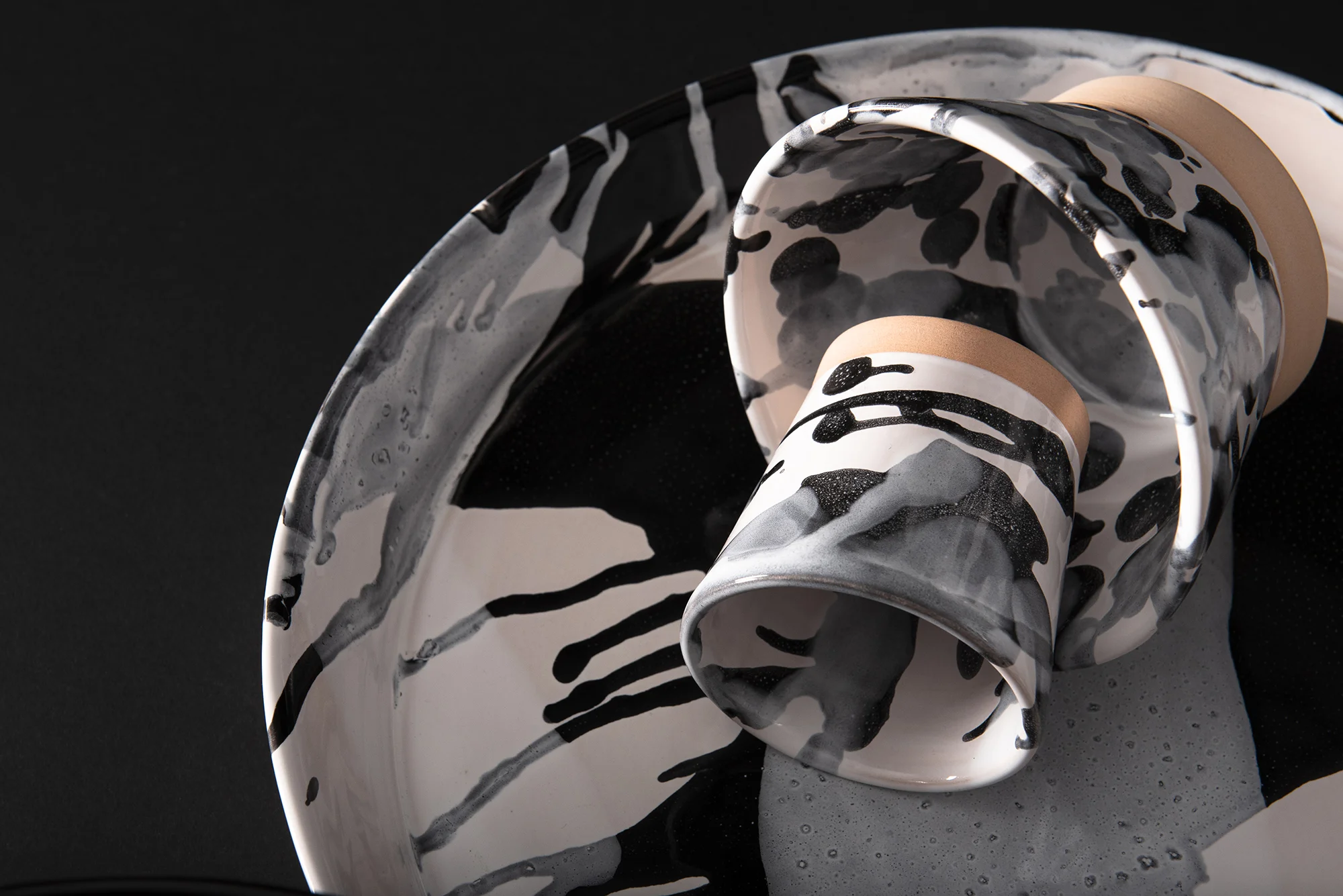 The Big Bang white and black with an exposed nude clay rim The Big Bang glazing technique provides each item with a unique look and allowed our glazing team to play with white and matte black. We combined it with the exposed nude terracotta to balance the strong glazing technique. Each piece in this collection is truly one-of-a-kind.