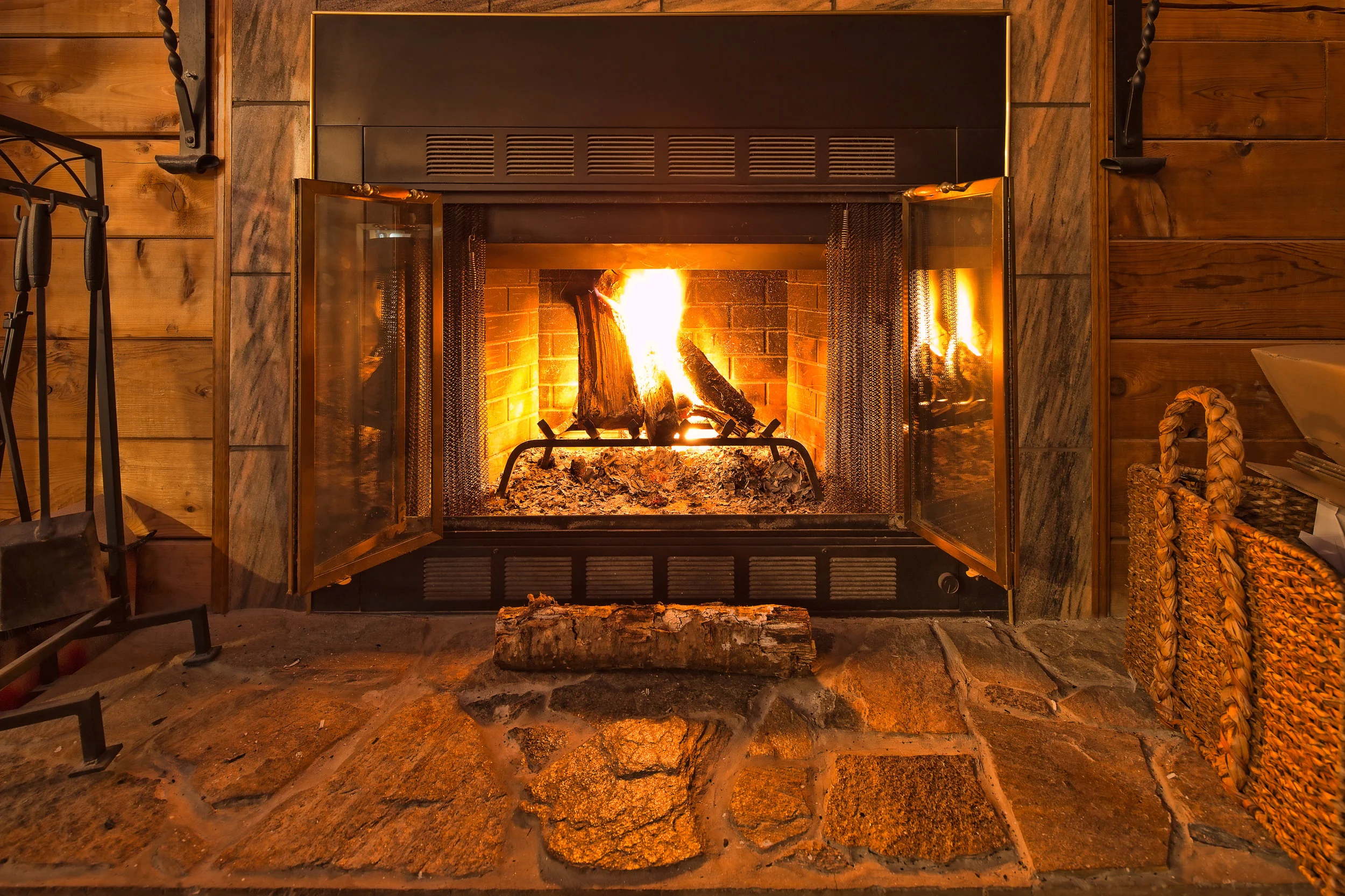 Warm-Fireplace-474076023_3867x2578.jpeg