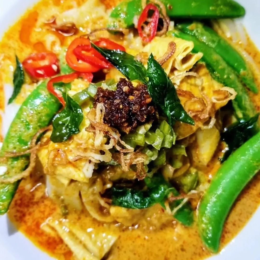 Kari Hor Fun
Wok charred rice noods, beancurd, pickled chili, veg veg veg, Nyonya Curry sauce. Gluten free available!

Reservations: www.soostoronto.com/reservations

See you tonight!

#karihorfun
#currynoodles
#malaysianfood
#veganmalaysian
#nyonya
