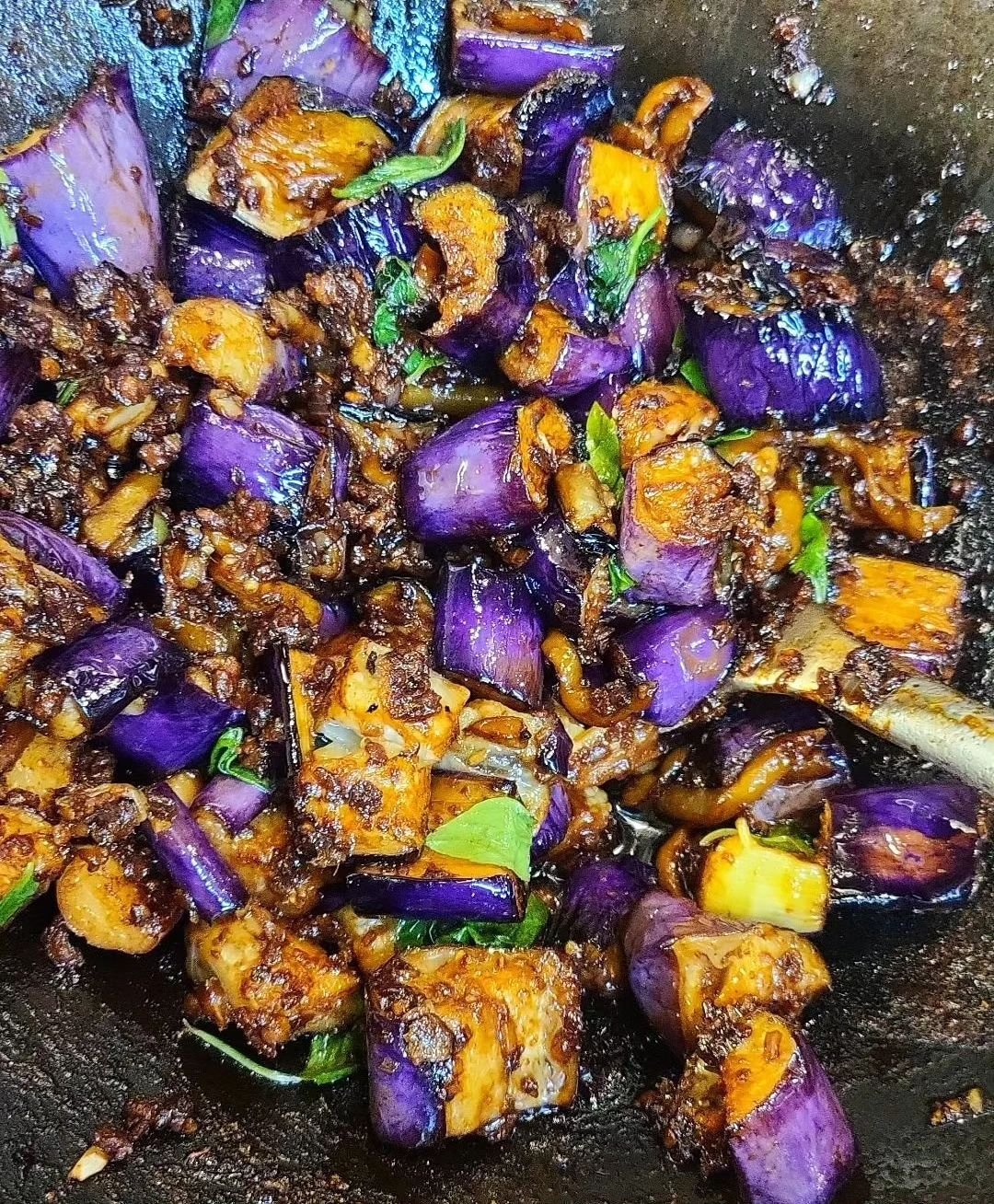 No Mapo is our Nyonya eggplant stirfry w preserved veg, Thai basil, sweet soya, and jasmine rice. A fave large plate that always gets requests to come back! Add some sambal chili, and it's pretty much perfect 🍆

#nomapo
#eggplant
#nyonya
#malaysianv