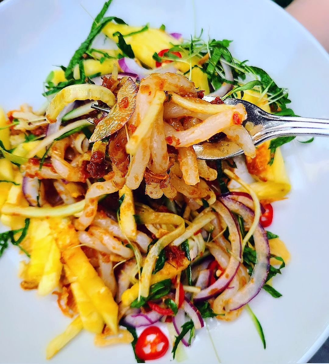 Hot Day, Cold Noods 💦💦💦

Assam Cold Noods - spicy tamarind sambal, fat tapioca noodles, pineapple, cucumber, red onion, mint, shallot. 

Happy summer ☀️ 

#assamnoodles
#coldnoodles
#summer
#patio
#toronto
#torontosummer
#ossington
#fatchoito
#pla