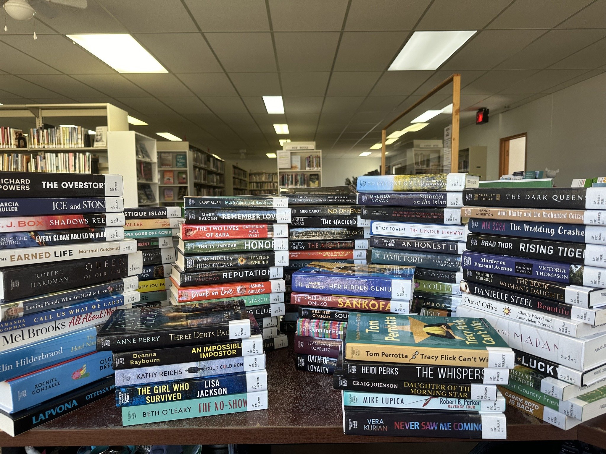 Our spring large print rotation block has arrived!  From beach reads to biographies, historical fiction to mysteries, there's something for everyone to enjoy over the summer!☀️🌳📖
