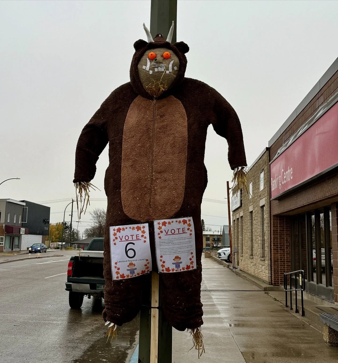 Oh help! Oh no! It’s the Gruffalo! 😱
Our Gruffalo Scarecrow (Entry #6) has stomped into the 2025 Killarney Scarecrow Contest — and he needs your vote!
🗳️ Vote October 27–30 at the Town Office!