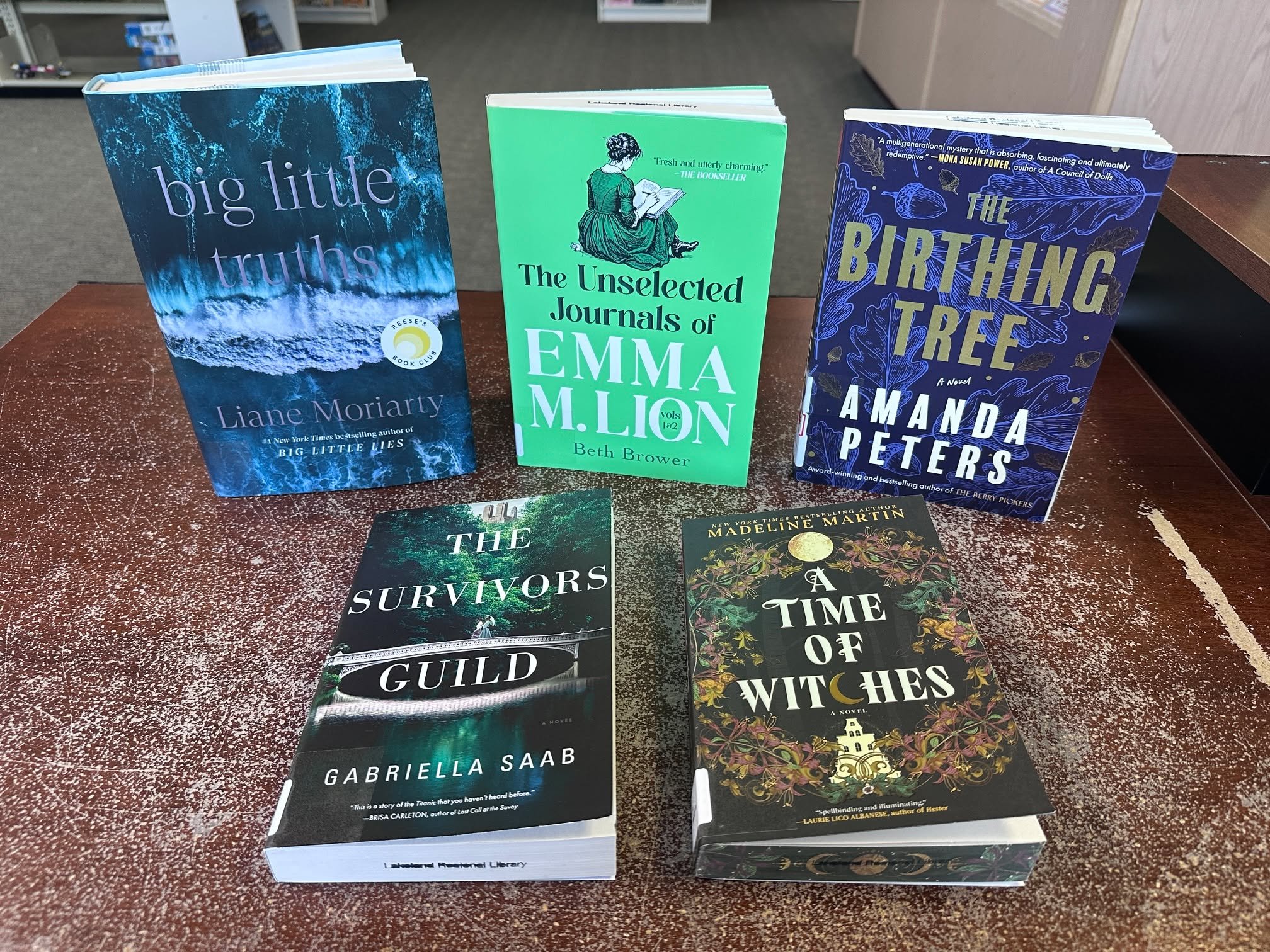 🌧️📚 September rain + your favourite warm drink + a cozy blanket + a new book from the library = the perfect way to spend a rainy afternoon! ☕🍂📖