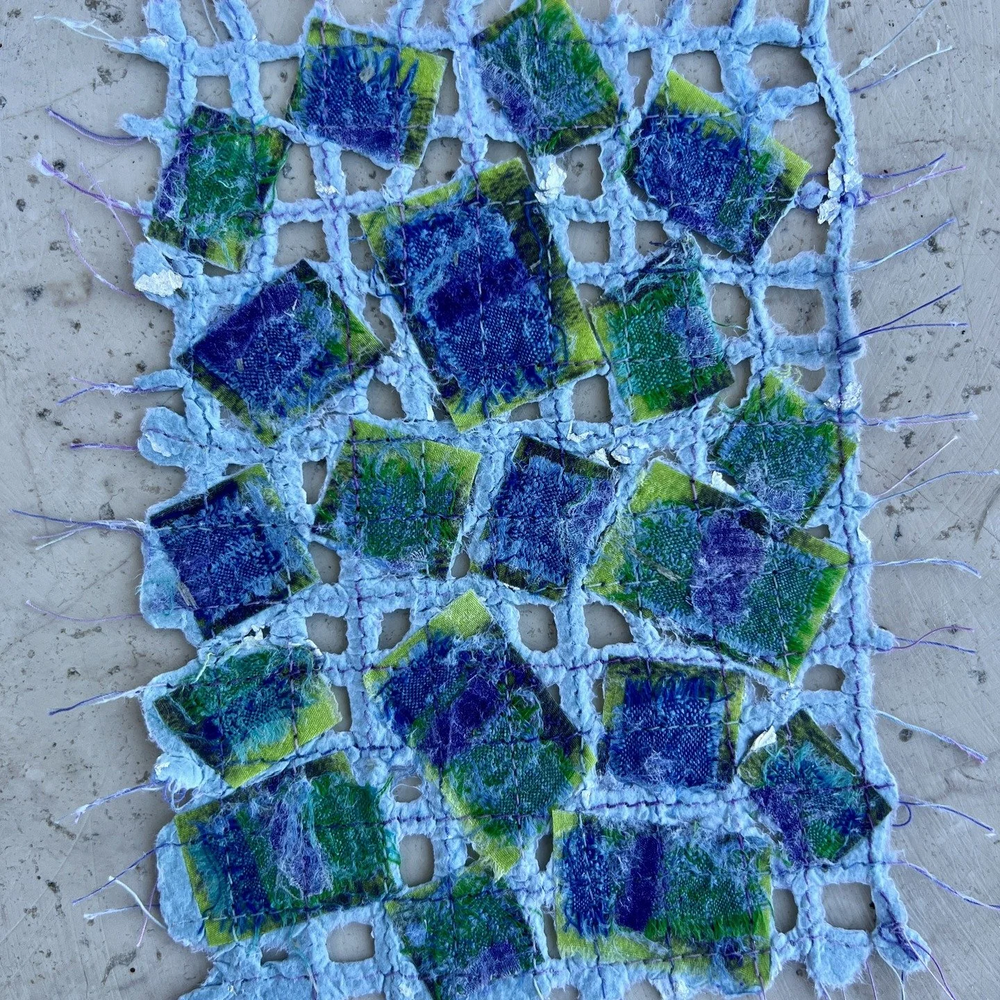 ⚡️ Day 4 of @dothe100dayproject - Textile sample using upcycled silk fabric scraps on handmade recycled paper from @poussieresdor 

🌈 Paper stitch inspiration from Jayne Emerson @norulestextilesociety using the prompts 'Paper' + 'Scraps' + 'Grid' fo