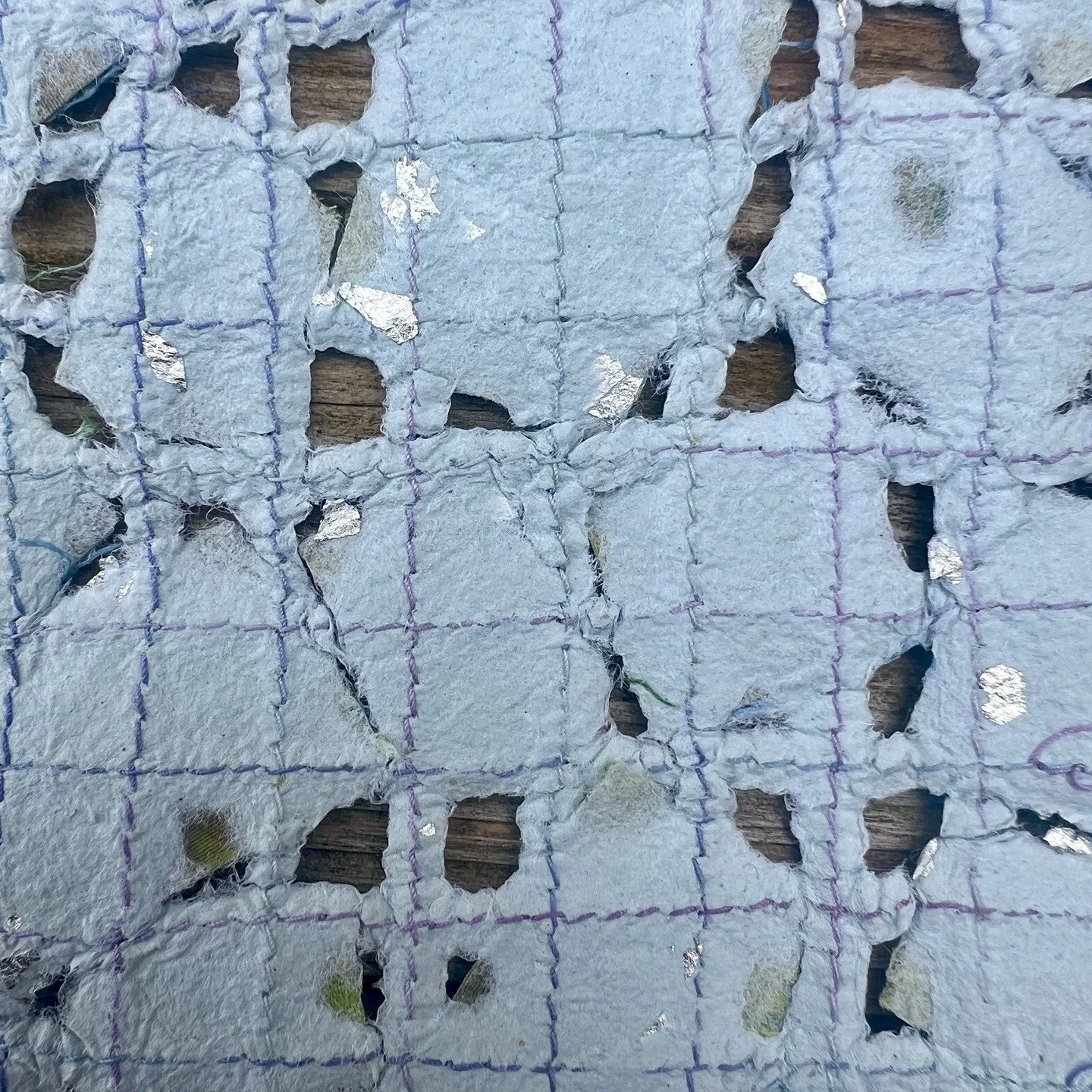 ⚡️ Day 5 of @dothe100dayproject where I revisit my last sample. I didn't like the scale of the fabric scraps on my last sample, and I totally forgot to turn it over and look at the other side!! 

Twenty years in costume design, and Jayne @norulestext