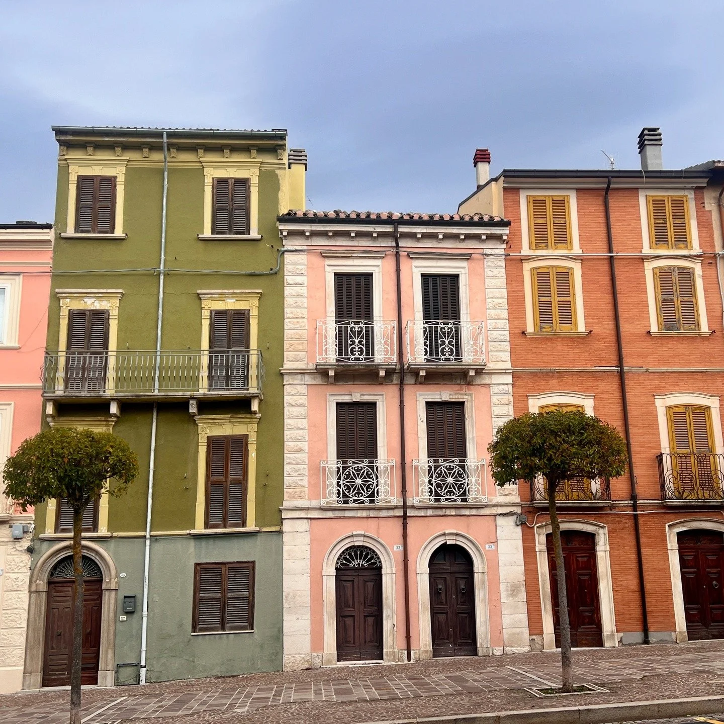 ☀️ Beautiful and warm colours on the homes near my sister's place in #abruzzo 

🇮🇹 I love to wander the streets here, and I spend far too much time photographing colours, doorways, ironwork, and peeling paint!!
2025

#italia🇮🇹 #colours #warmtones