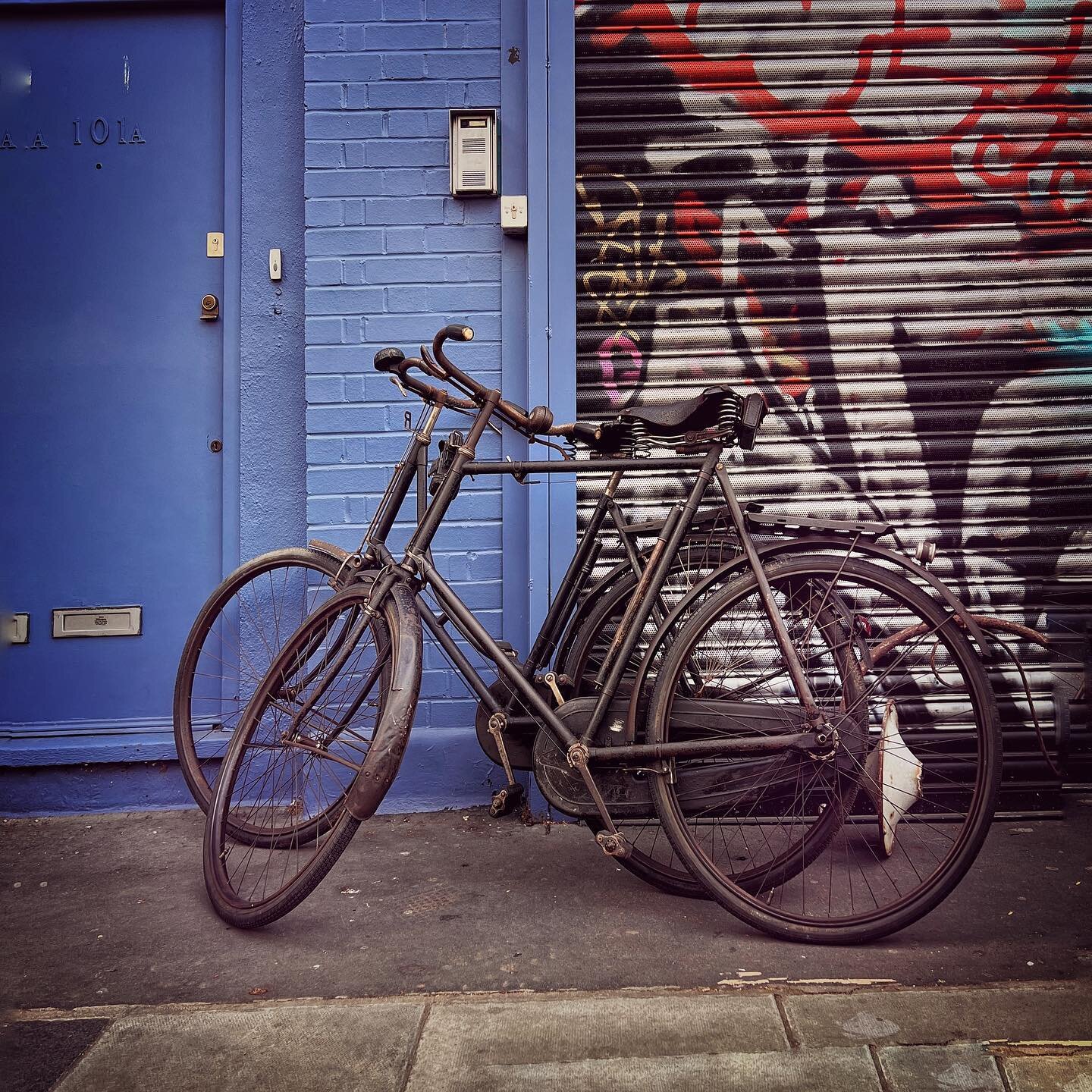 Who doesn&rsquo;t love a vintage bike. These two are Raleighs circa: 1907 and 1909. Up for grabs! Interested? DM us for more info! 
#vintagebicycle #pedalpower #antiquebike #tweedrun #tweedrunlondon #onyerbike #bicycle #London #pushbike #ladysbike #g