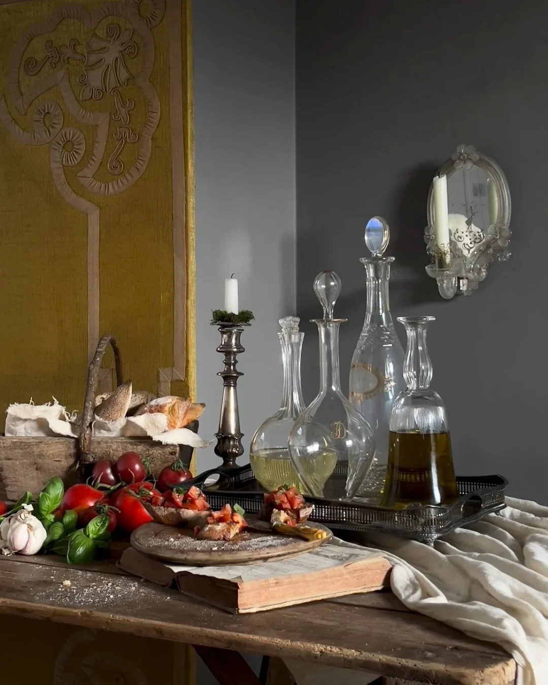 Traditional bruschetta served on a 1930s wooden bread board 🍅🧄 Toasted bread rubbed with garlic, drizzled with a fine olive oil, and topped with fresh and sun-dried tomatoes, chopped fresh basil more olive oil and a dusting of salt and pepper to ta