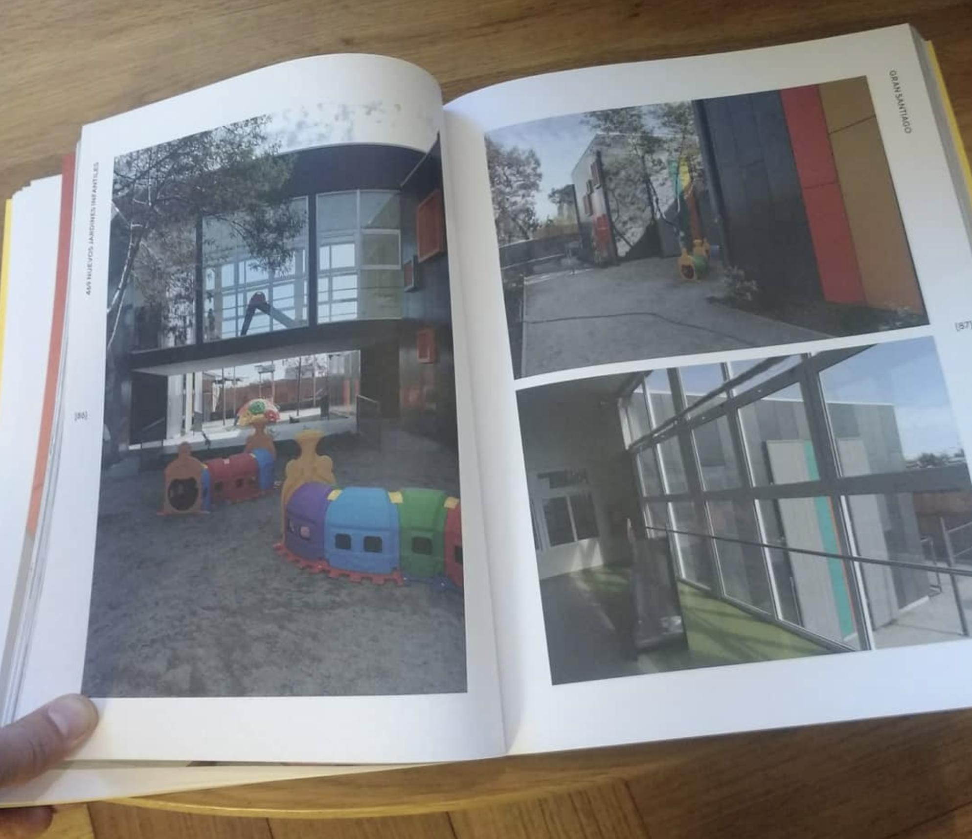 Diseños arquitectónicos y una área de juegos para niños con estructuras de colores en un espacio cerrado y en el exterior