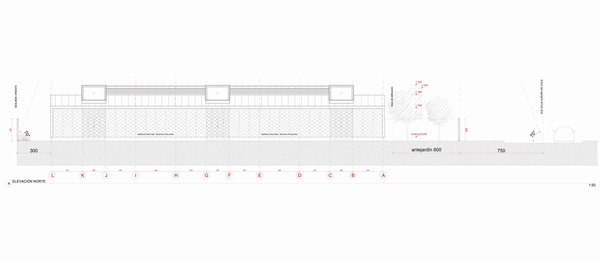 Plano de elevación norte de un edificio con detalles técnicos y medidas en centímetros, incluyendo estructura metálica y áreas ajardinadas