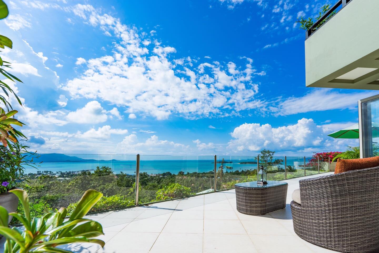While large parts of the world are shifting into colder, darker and wetter days, the sun keeps shining here in Koh Samui. The average daily temperature this week is 29 degrees Celsius! 

Are you dreaming of warmth, sunshine and blue skies? Can you pi