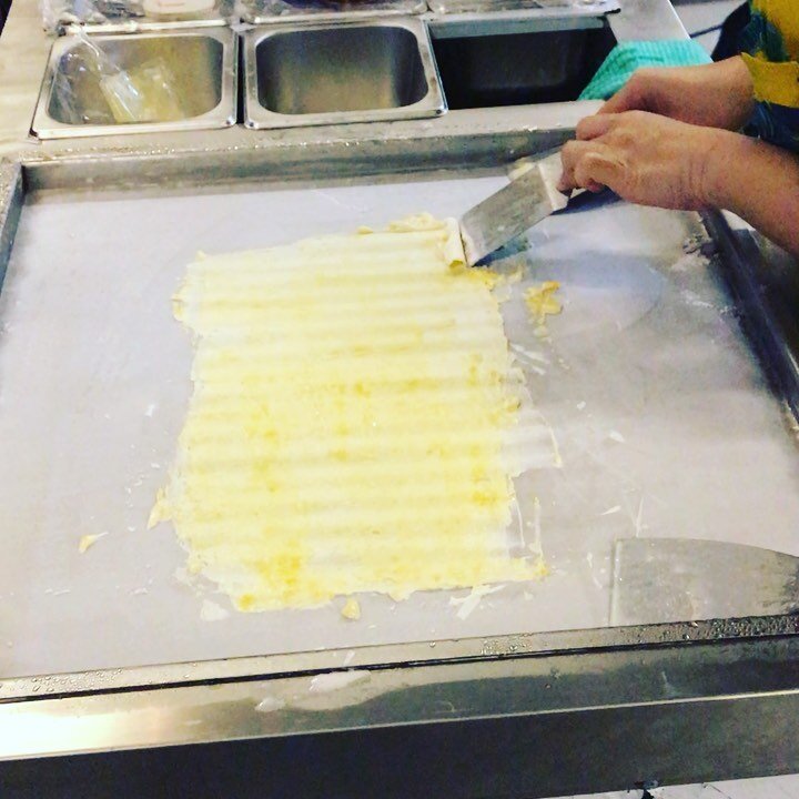 Fresh mango 🥭 ice cream🍦 rolls anyone?  We had this frosty treat at one of the local restaurants in Cheongmon village. The food is always great but it&rsquo;s also the perfect place to go for dinner with your children 👩&zwj;👧&zwj;👦👨&zwj;👧&zwj;
