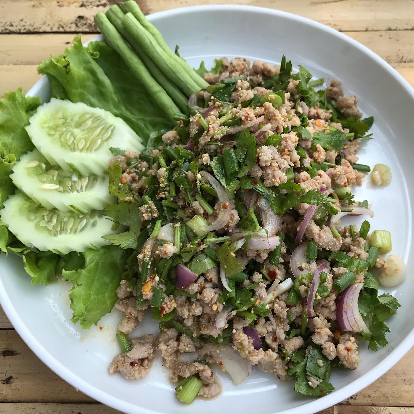 Dreaming about one of my favourite Thai dishes right now. Larb Moo, or minced pork salad, full of fragrant herbs, lime juice, fish sauce and crunchy toasted rice powder. 😋
.
.
.
.
.
.
#thaifoodstagram #larbmoo #ilovethaifood #choengmonbeach #baanchu