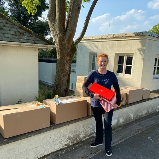 Our founder, Sarah, Duchess of York preparing some deliveries of beautiful @makersandmerchants products.⁠
Thank you to Makers and Merchants and also to our frontline workers!⁠
#SarahsTrust #covidresponse⁠
 #Stayhome #Stayhealthy #United⁠
 #NHSSupport