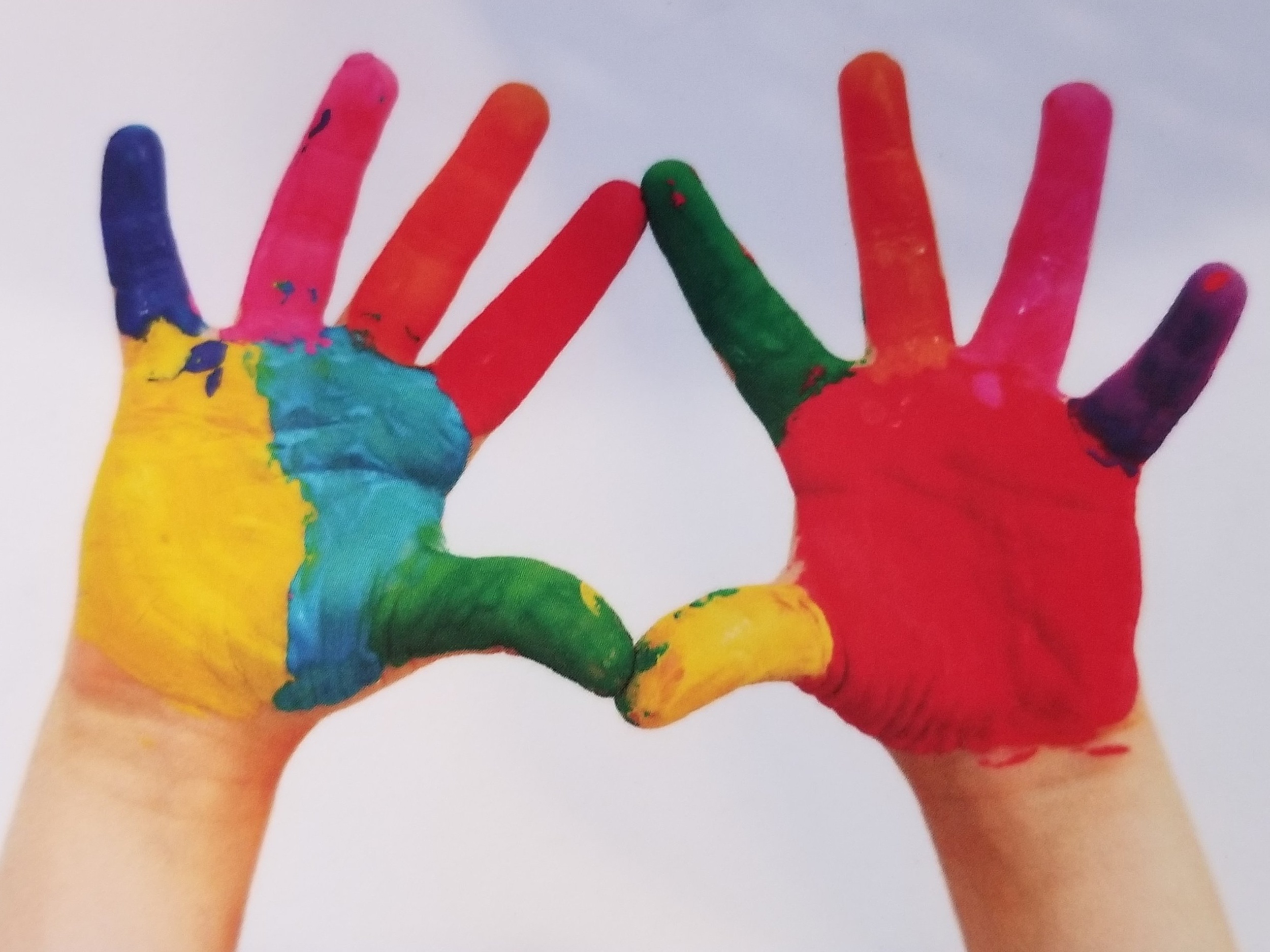 Цветные пальчики. Детские руки в краске. Разноцветные ладошки. Цветные детские ладошки. Разноцветные руки.