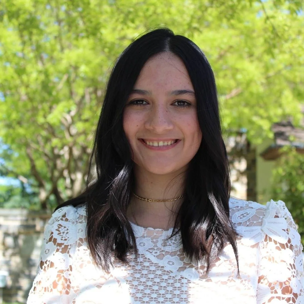 Egresada de Montessori Público se gradúa y celebra  su formación