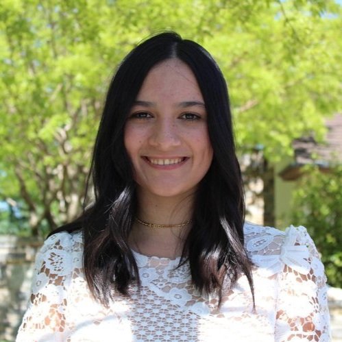 Egresada de Montessori Público se gradúa y celebra su formación