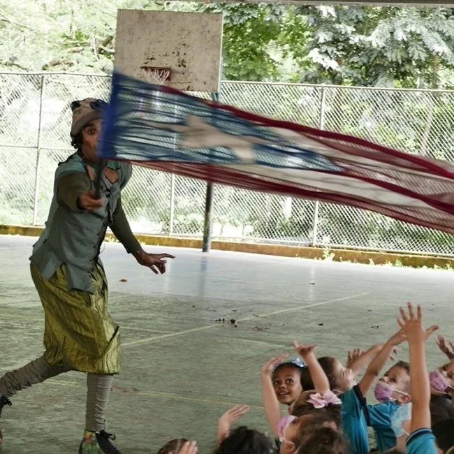 The collective "Y no había Luz" is on tour in 20 Montessori public schools