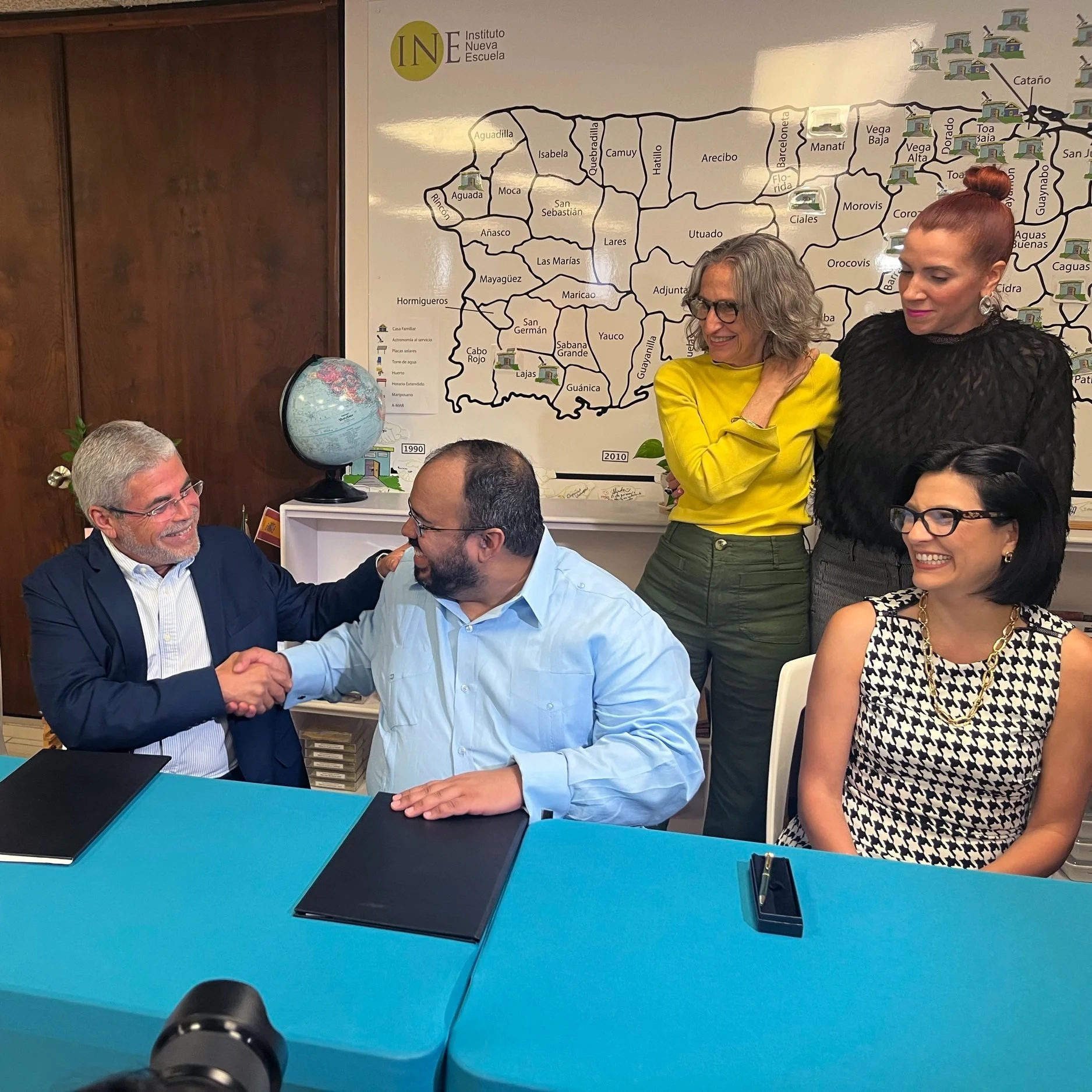 Firman acuerdo colaborativo Departamento de Educación y la organización CARICOOS