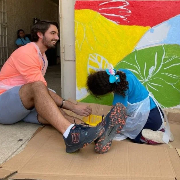 Voluntarios de las universidades de Yale y Pratts,  llegan a servir en escuelas públicas Montessori del país