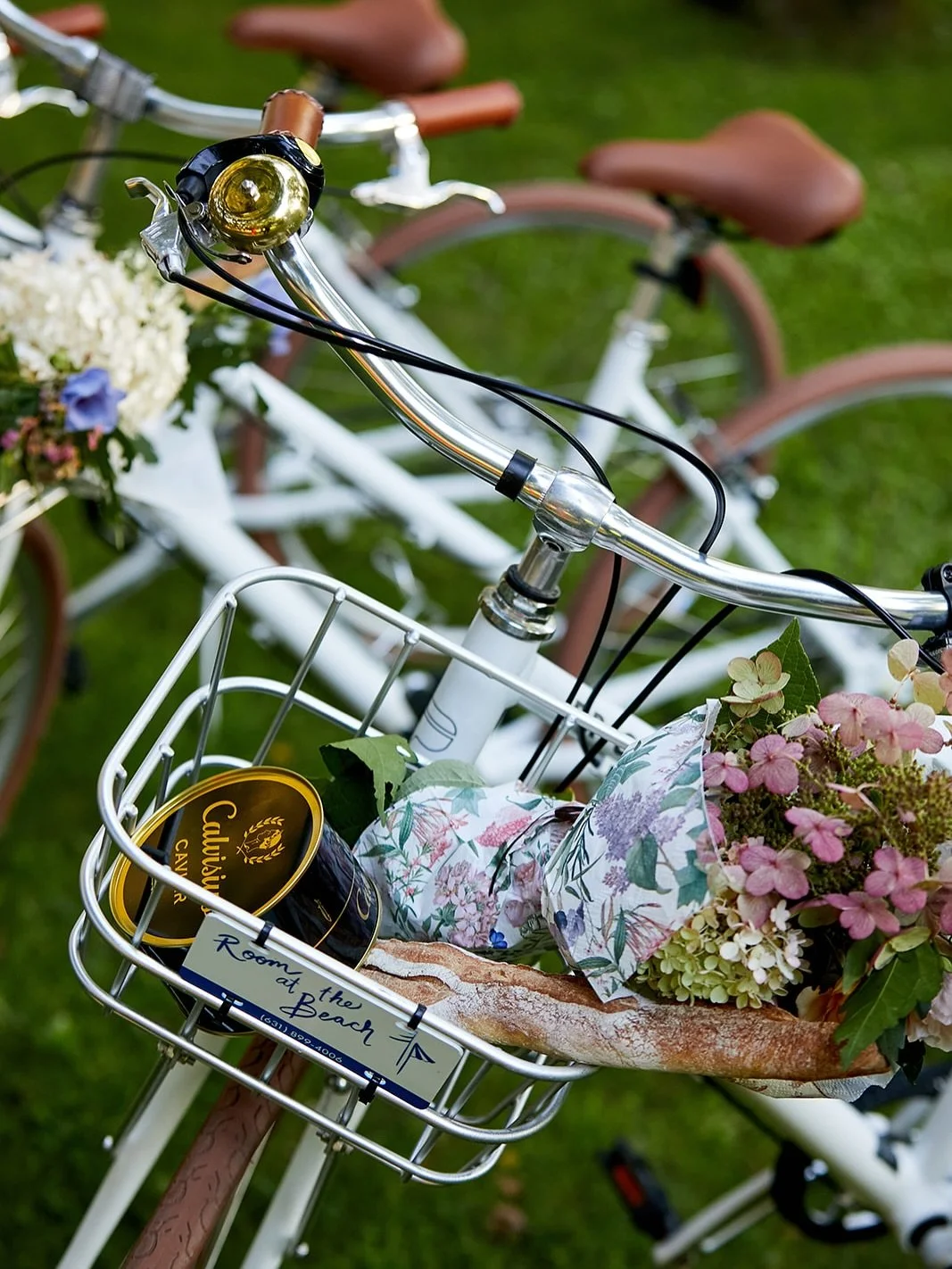 Scenes from our Golden Hour Party! We loved hosting this gorgeous celebration of summer, with 
@hamptonssocial , @_curatd_ &amp; @newyorkchampagneweek.
 
@followthewell
@nedsclubnomad 
@ferraritrento 
@mementomori 
@societydelarassi 
@peekooysters 
@
