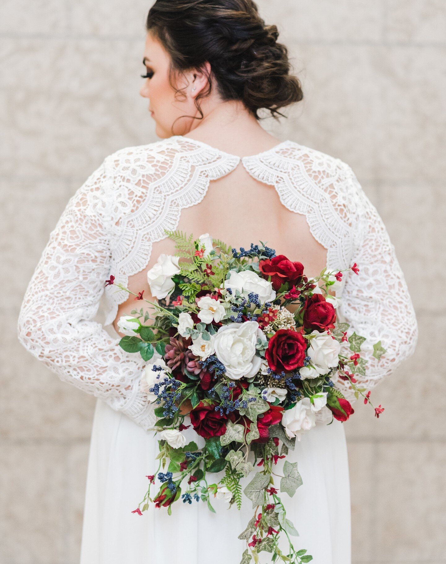 These details!!!! Forever swooning over the back of this dress and these florals.