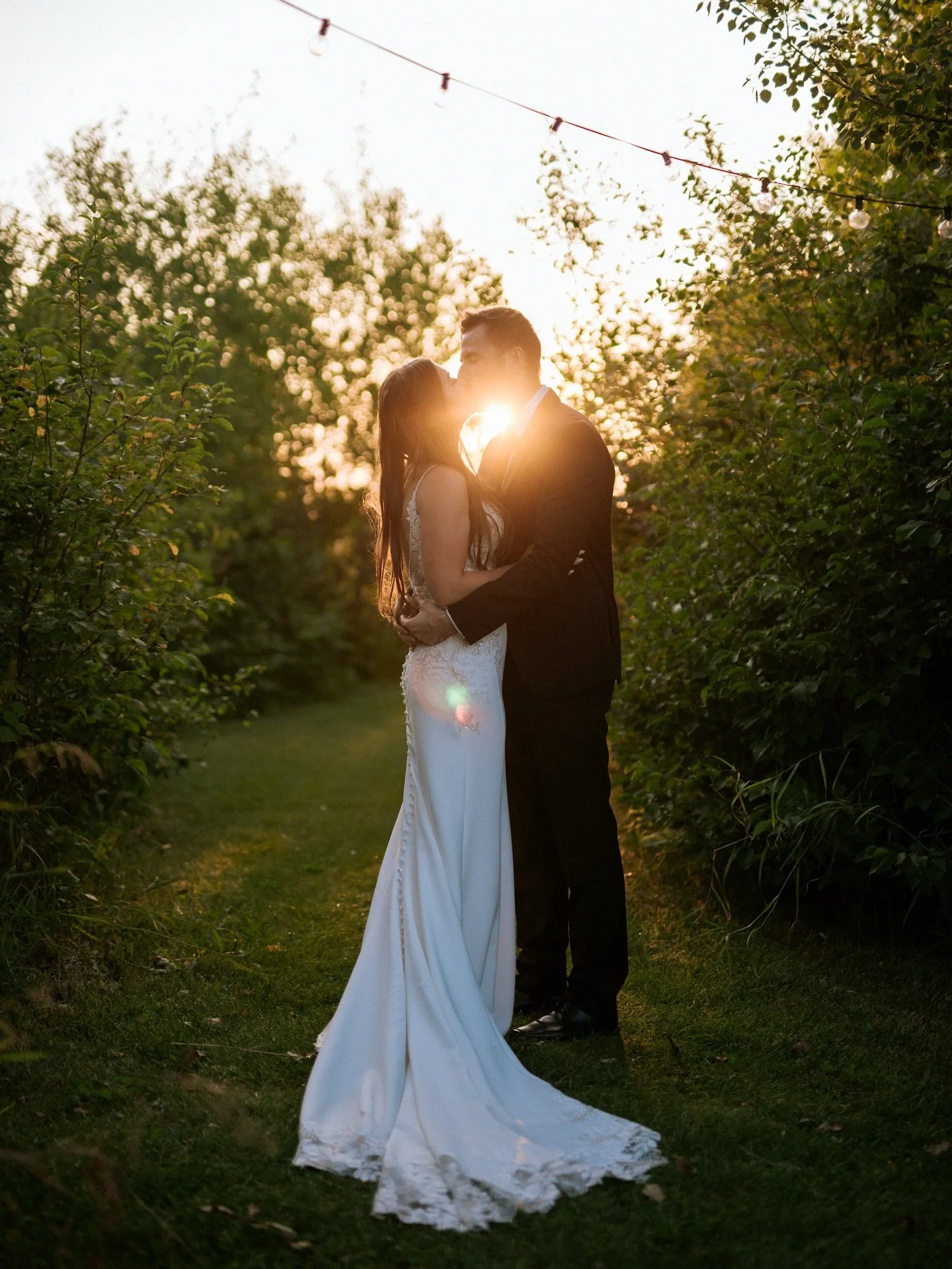 Oh, that late summertime evening glow. How gorgeous and sweet are they? 

Associate shot for @stardustphotography.ca 

#WinnipegPhotographer #ManitobaPhotographer #WeddingsInManitoba #WeddingsInWinnipeg #WinnipegWedding #ManitobaWedding #GoldenHour #