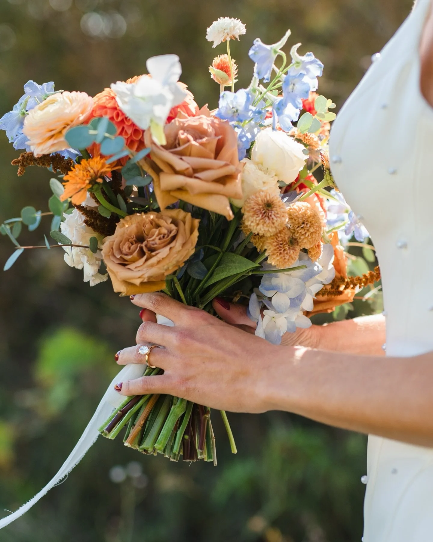 I LOVE a first look - bride and groom first look, mom and dad first looks, bridesmaids first looks, ALL the first looks!! 🥹 Also, how absolutely GORGEOUS are these florals!?

Venue + Florals: @lilystonegardens 
@lilystonefarmandflowers 
Makeup: @its