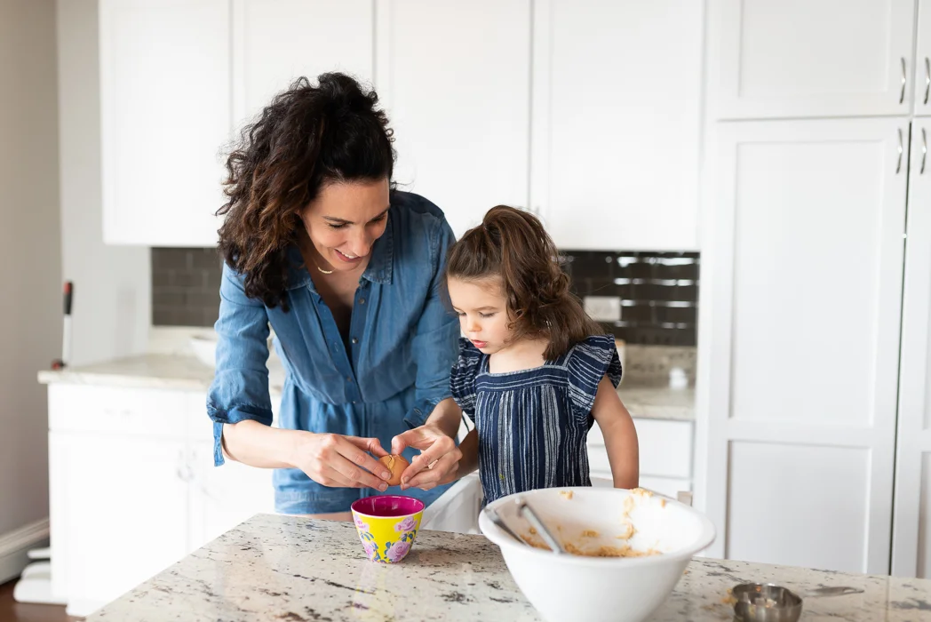 Chicago Family Photographer Mommy & Me Baking Session — Ashley Hamm Photography