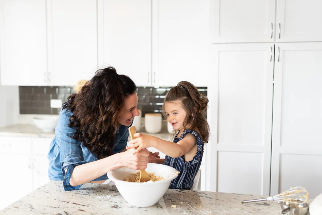 Chicago Family Photographer Mommy & Me Baking Session — Ashley Hamm Photography