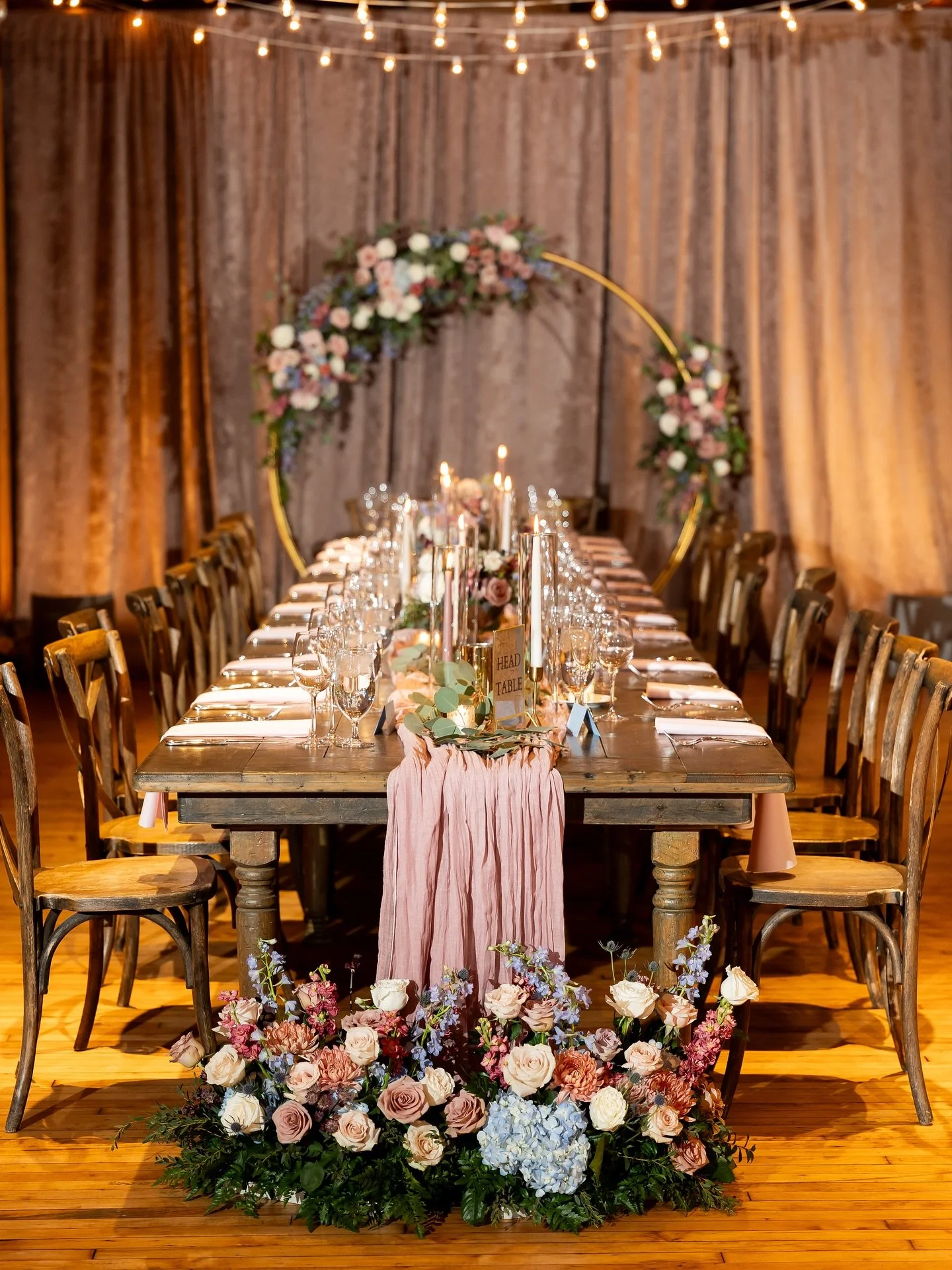A moment for these stunning florals ✨

Venue: @bridgeportartcenter 
Florals: @floral_glory_design 
Planning: @baroj.events