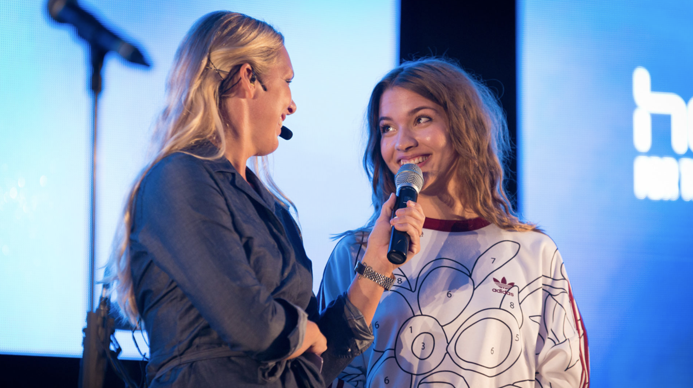 Conferencier Anna Brolin interviewing