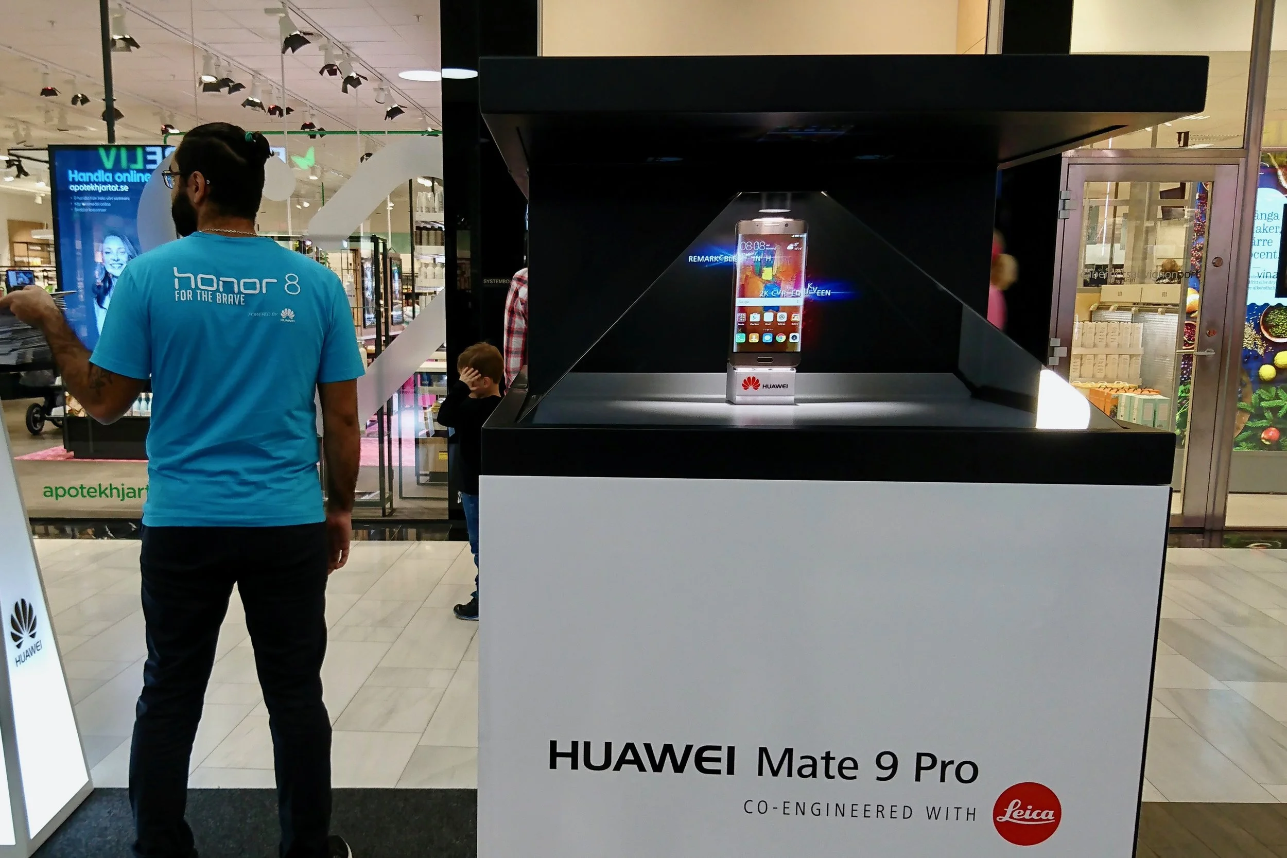 Free-standing hologram projector