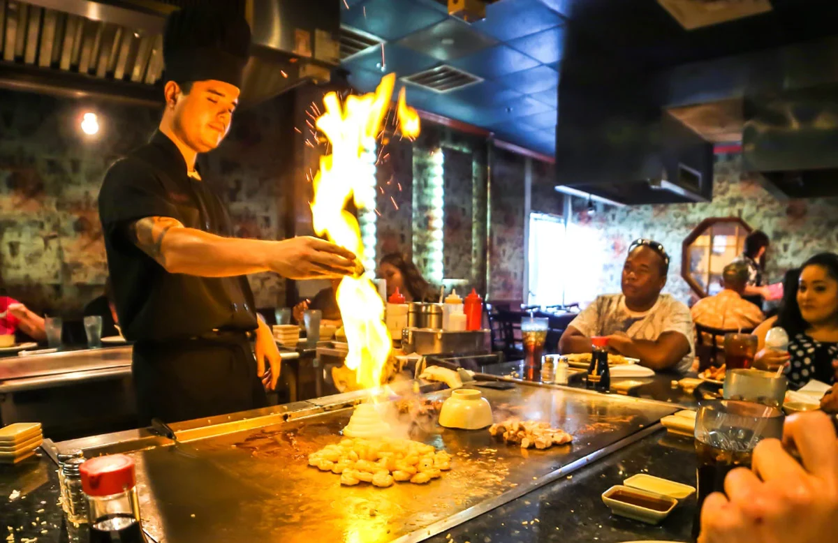 Teknik memasak teppanyaki yang menghibur pelanggan