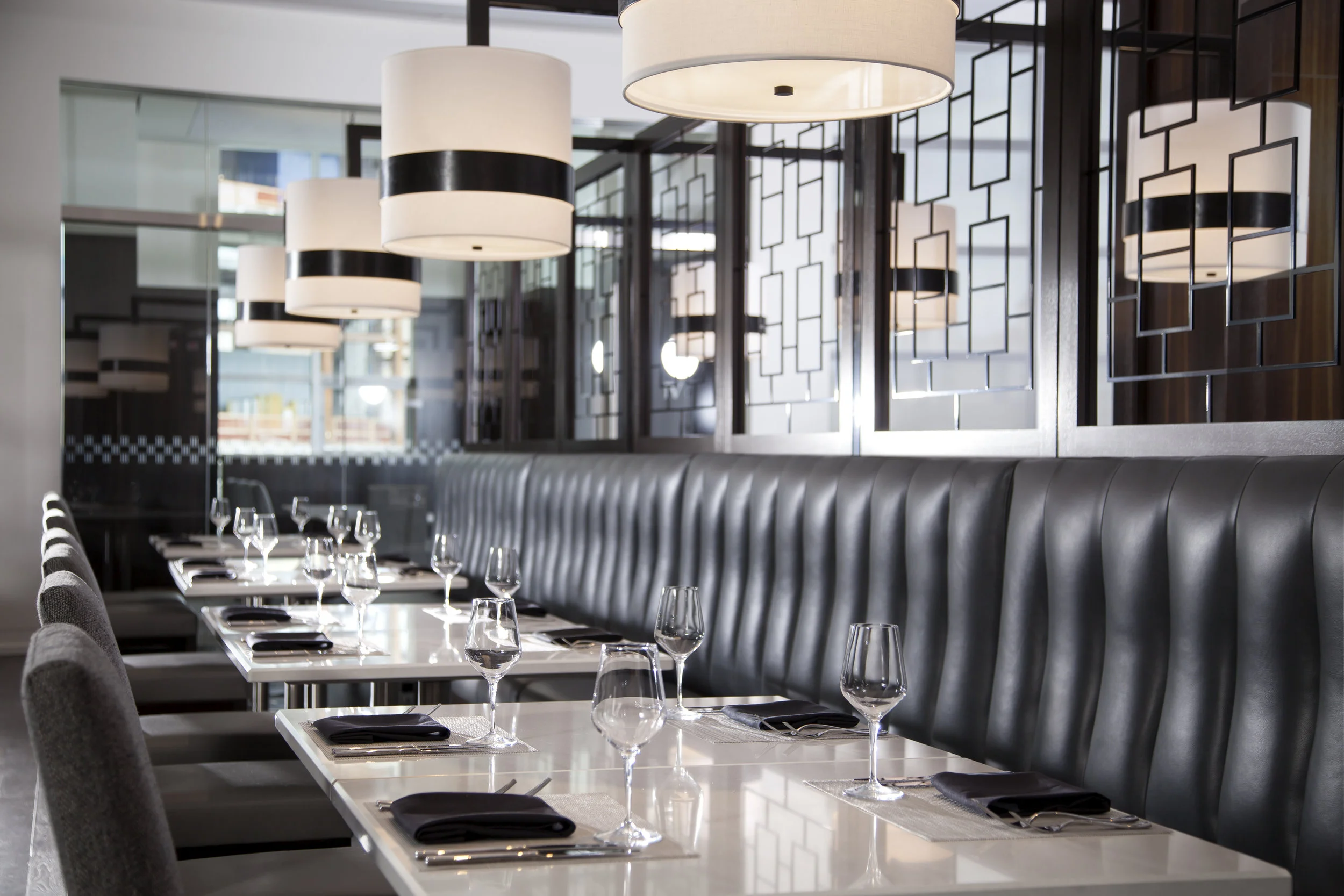 HIPHN_Third Coast_Restaurant Seating5_Gutierrez_161023.jpg