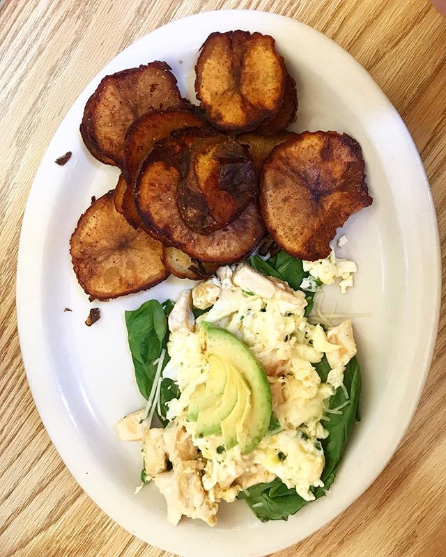Healthy chicken scramble on a bed of fresh spinach and a side of our crispy potato chips 🍳🍳 #breakfastfood #goldenharvestcafe #healthyfood #healthybreakfast