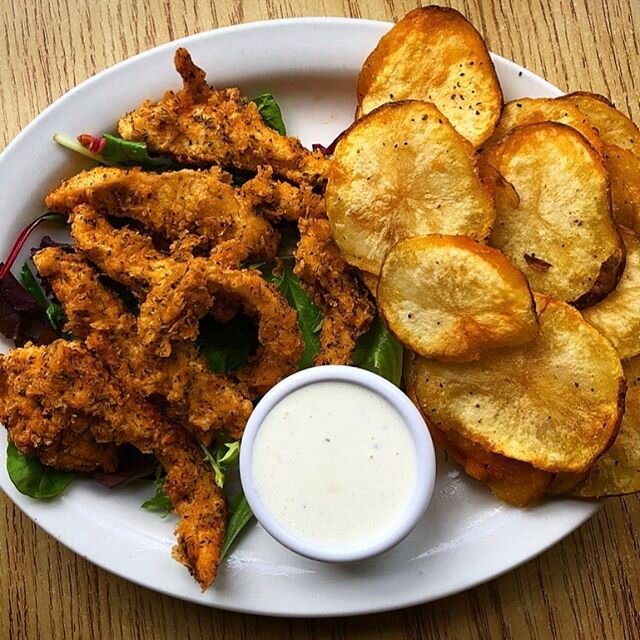 Freshly battered and fried strips of chicken breast with our house made potato chips. Shown here with our spicy ranch dressing for dipping. Order online at goldenharvestcafe.com or call 442-1610. #openforbusiness #madefromscratch