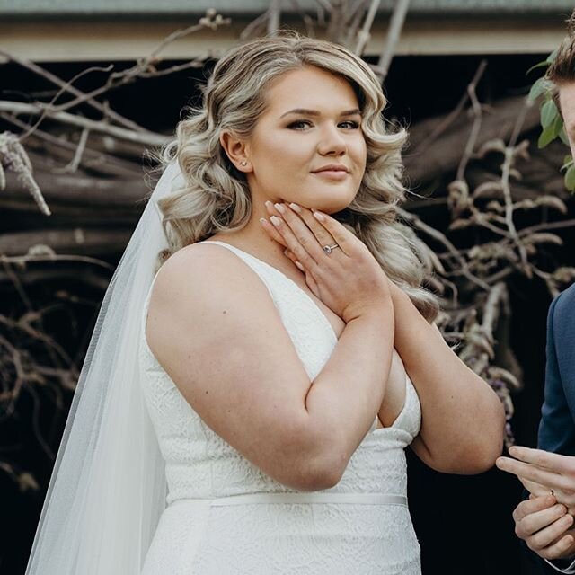 Ally 💫⁣
⁣
Goddess : a woman who is adored, especially for her beauty. ⁣
⁣
#beautifulbride #goddess #babe #blondebombshell #fullpackage #melbournemarriagecelebrant #morningtonpeninsulacelebrant #morningtonpeninsulaweddings #toastweddings #ebonycarver