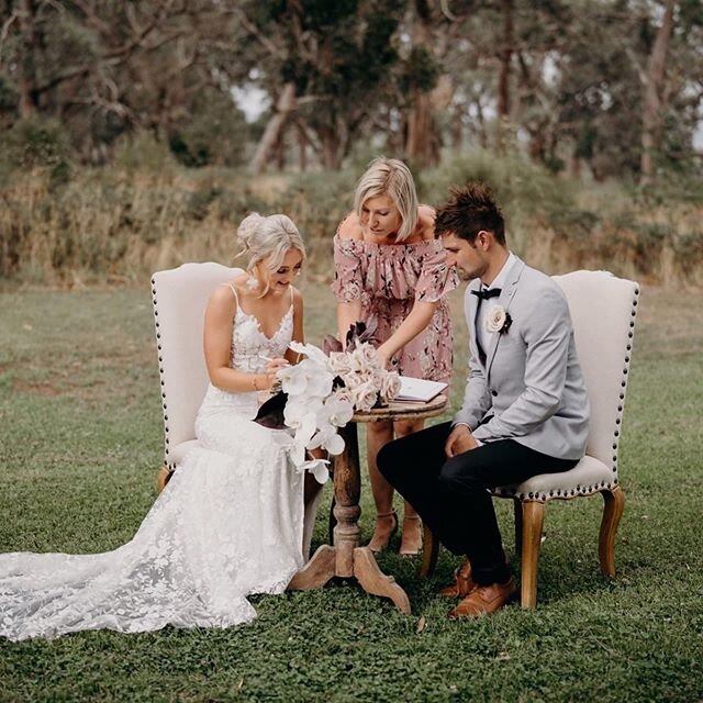 Signing | Most couples assume it needs to be done within the ceremony... usually after the vows and first kiss. Spoiler alert - it can be done AFTER the ceremony too (and if I&rsquo;m honest, I much prefer it this way). ⁣
⁣
Here is Amy and Blake post