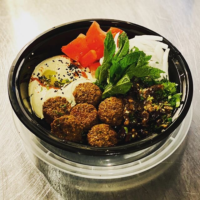 Eggplant Falafel Plate ~ fried balls of blended garbanzo beans, served with fried eggplant, tomatoes, onions, tahini, hummus. Takeout and delivery available at www.mezzathyme.com 🌿