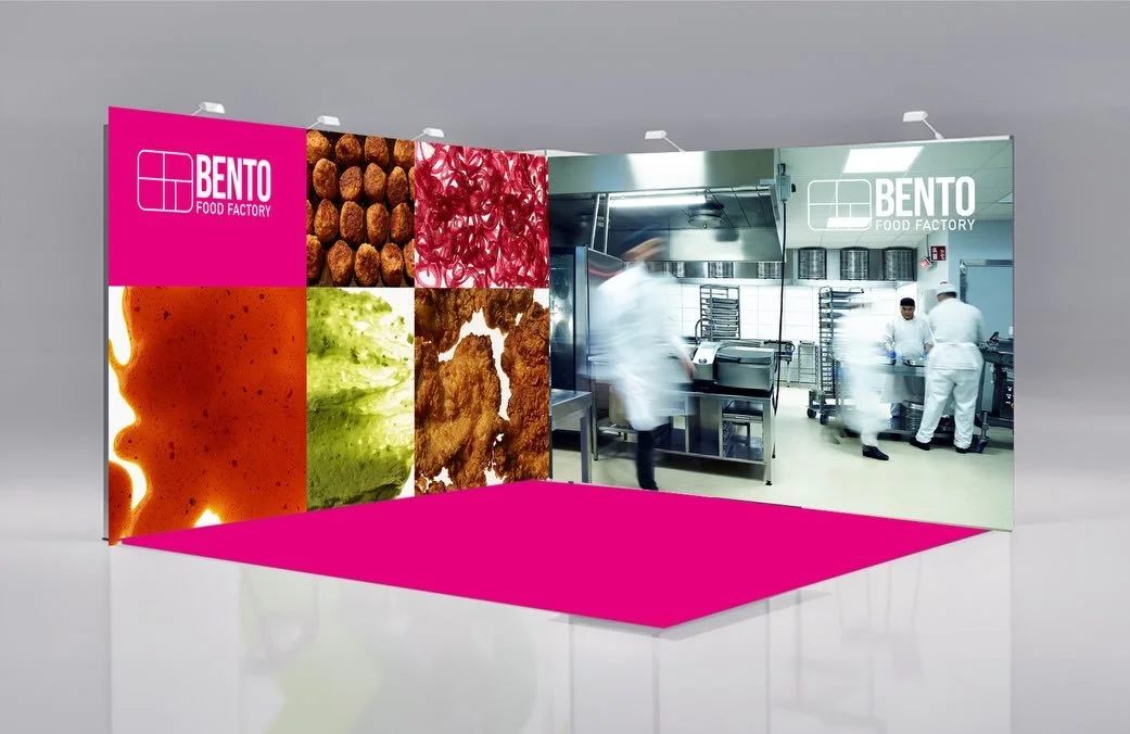 Matfabriken Bento Food Factory blev med monter p&aring; FFCR, fast food-m&auml;ssan i Kista. Och vi fixade bokstavligt talat lysande v&auml;ggar och allt s&auml;ljst&ouml;d som beh&ouml;vs. Peter Gehrkes fina foton visades produktbredden p&aring; ena