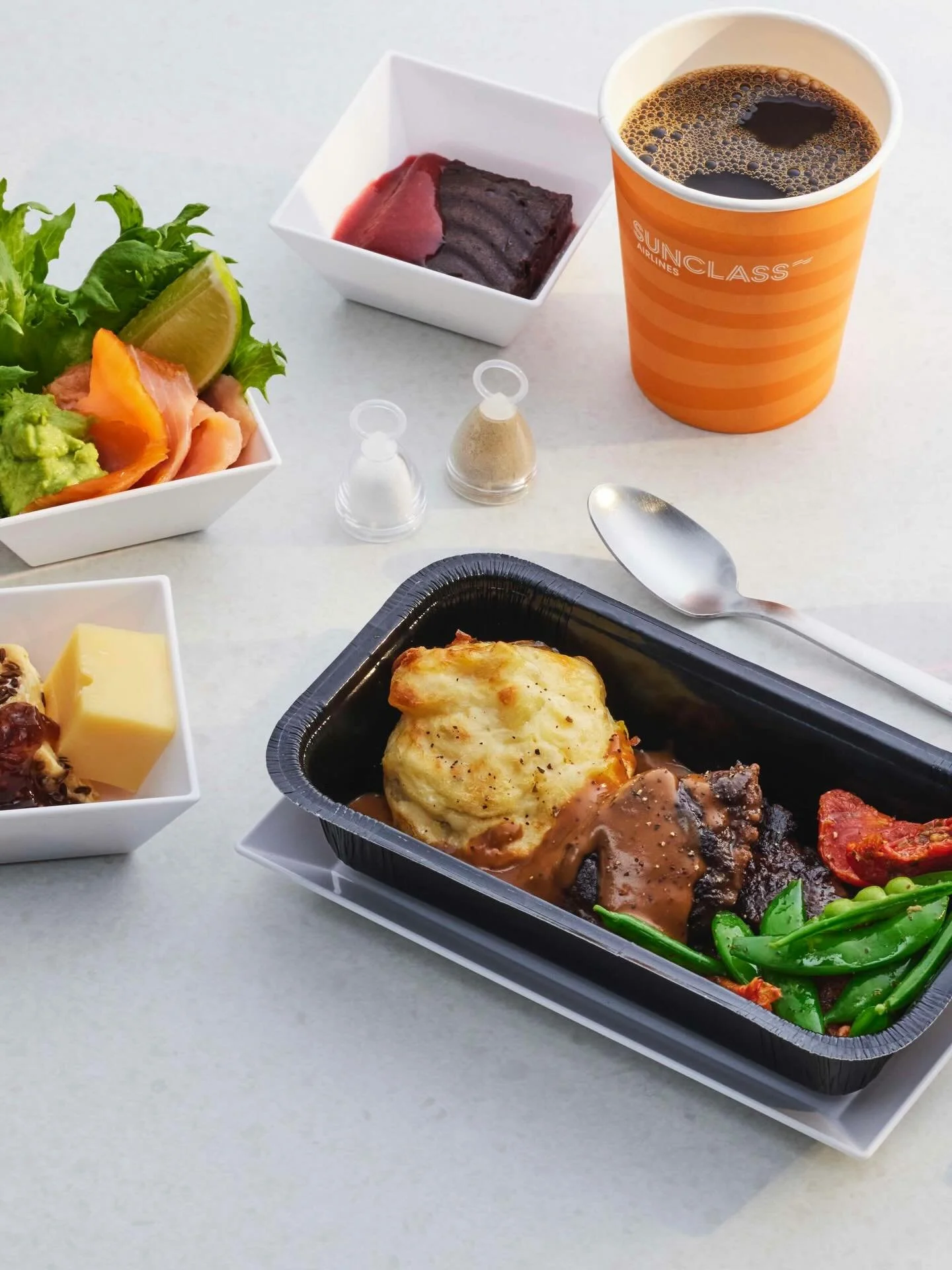 Vi fick ett roligt och utmanande fotojobb: att lyfta flygplansmaten s&aring; att den ser lika god ut som den smakar. F&ouml;r den &auml;r faktiskt riktigt god! 

Till det beh&ouml;vs ett proffsigt team som jobbar med alla sm&aring; detaljer och f&oum