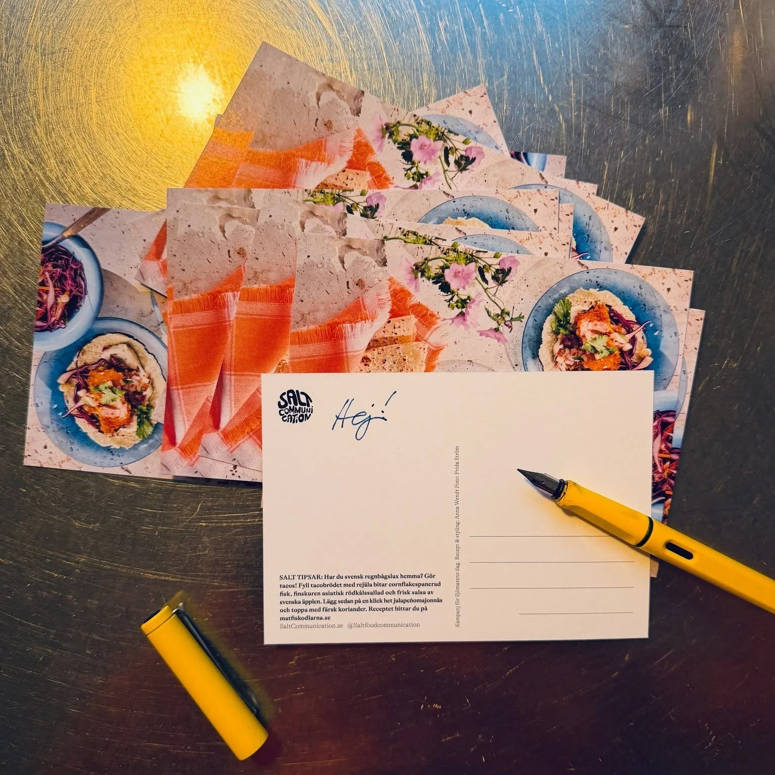 Ibland &auml;r det sk&ouml;nt att sl&auml;ppa AI och vara lite analog f&ouml;r en stund. Vi &auml;lskar b&aring;de att designa och att posta vacker inspiration, g&auml;rna med ett gott recept. Vill du ocks&aring; f&aring; ett handskrivet vykort, skic